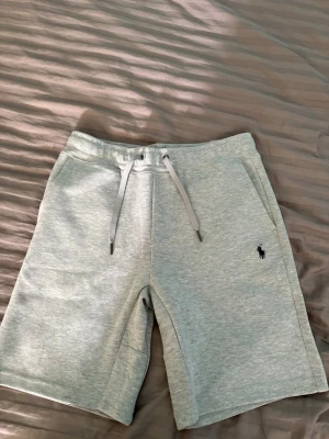 Ralph lauren shorts - El shorts i mycket hög kvalitet då materialet är tjock och mjuk 