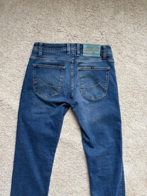 Blå jeans från Jacob Cohen - Snygga cohens i 30. Lagade men annars inget fel på dom! Nypris 5499kr säljer för endast 999kr! Modell 622/nick. Super snygg sommar färg, bara skriva vid fundering!