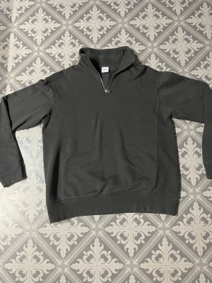 Mörkgrå halvzip hoodie från Zara - Mörkgrå half zip från Zara. Lätt att stila funkar till allt. Snygg nu till hösten som närmar sig 🍁😊🫡