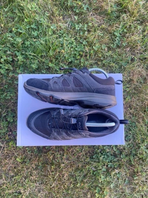 Exco Terracruise Storlek 39 - Ecco Terracruise Storlek 39  Det här är ett pr svarta ecco skor i storlek 39.  Dom är använda men fortfarande i väldigt fint och bra skick.  Goretex  💭Skicka ett meddelande om du har frågor! 🚛Skickar inom 24H! 💲Pris kan diskuteras!  Sökord Skor, goretex, ecco, fynd, 