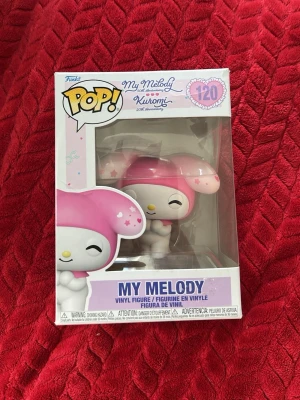 Funko Pop My Melody figur - Säljer en söt Funko Pop vinylfigur av My Melody från Sanrio, 50th Anniversary edition. Figuren är vit och rosa med detaljer i gult och har ett gulligt uttryck. Perfekt för samlare eller som dekoration. Levereras i originalförpackning.