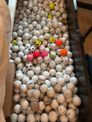 Stor samling golfbollar i låda - Säljer en stor samling golfbollar i olika färger och mönster. Skriv vid funderingar köp ej för priset
