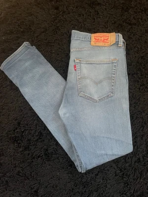 Levis 501, 32/32 - Ett par fina Levis 501 i ljus blå färg. Jeansen är i fint skick utan hål osv.                                                      Storlek: 32/32                                                                       Skickar jeansen 24h efter köp!                                        Hör av er vid frågor.