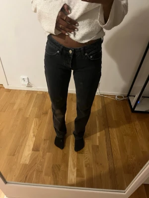 Svarta raka jeans 🖤 - Säljer ett par svarta jeans med rak passform och klassisk femficksdesign. Jeansen har normal midja och är tillverkade i denim med lätt tvättad look. De har fem knappar och är perfekta för dig som gillar en enkel och stilren stil.✨🖤
