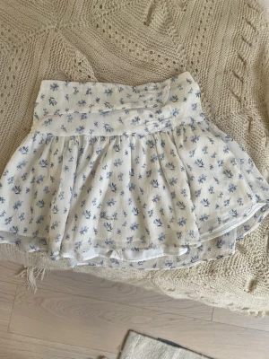 fin sommarkjol från Gina tricot😊 - säljer en jättesöt kjol från Gina, har använts några få gånger😊😚