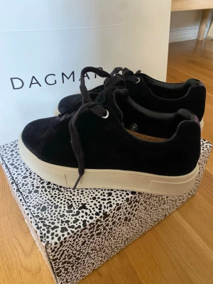 Svarta sneakers i mocka med platåsula - Säljer mina eytys skor i storlek 36, knappt använda och är i väldigt fint skick.
