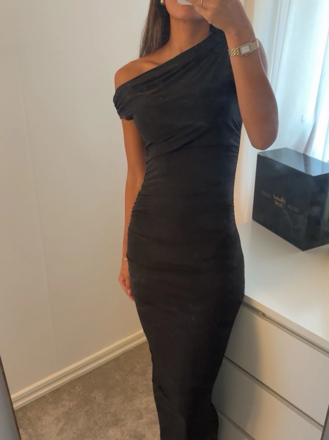 Svart oneshoulder långklänning - 1