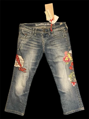 Coola lågmidjade jeans byxor med design🩵 - Super coola lågmidjade byxor med cool design på sidorna och backfickorna har knappar🩵 längd:69cm, innerbenslängd: 51cm, midja: 38x2cm🩵
