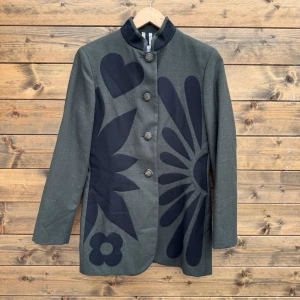 Moschino Ullkavaj Med Applikationer (XL)  - Mycket gott begagnat skick. 100% ull.   1540