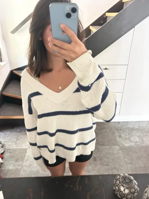 Vit stickad tröja med blå ränder - Säljer denna v-ringade tröja med blå ränder🩷🎀