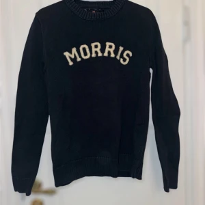 Morris stickad tröja  - Mörkblå stickad tröja i mycket bra skick super inför vintern 