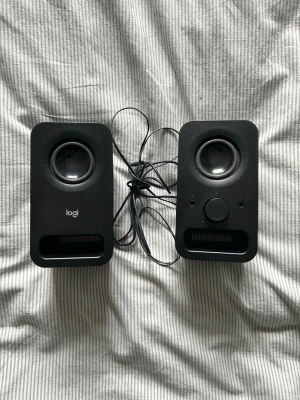 Logitech högtalare  - Logitech högtalarsystem som fungerar helt felfritt och har riktigt bra ljud kvalitet. De är lätta att ansluta de är bara att koppla i hörlurs uttaget på din skärm sen koppla strömkabeln i ett uttag. 