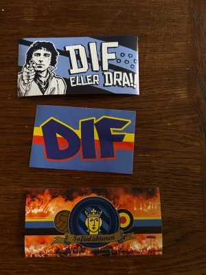 90 DIF stickes / Djurgården klibbor / klistermärken - 90 DIF stickes / Djurgården klibbor / klistermärken  90 stycken klibbor  30 av varje motiv  Först till kvarn  djuu djurgården DIF klibbor stickers 