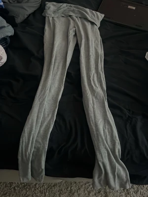 Ljusgrå mjuka leggings - Säljer ett par ljusgrå leggings i mjukt och stretchigt material. De har hög midja och långa ben, perfekta för en avslappnad och bekväm stil. Passar till många olika outfits och är superenkla att matcha.