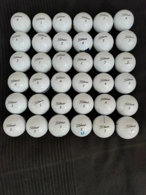 Titleist golfbollar - Säljer 36st Titleist Mix golfbollar i fint skick. Tvättad och kontrollerad, finns även andra märken och modeller vid intresse hör av er!