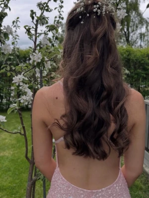 Lång rosa paljettklänning med öppen rygg - Säljer nu min fina balklänning från Dressroom linne💕Klänningen är i storlek 30 vilket motsvarar xxs/xs. Klänningen är även uppsydd hos en skräddare. Släpet är lite smutsigt och saknas paljetter på ett ställe men man får med extra om man önskar att sy dit. (Kan skicka bild om det önskas) 💕
