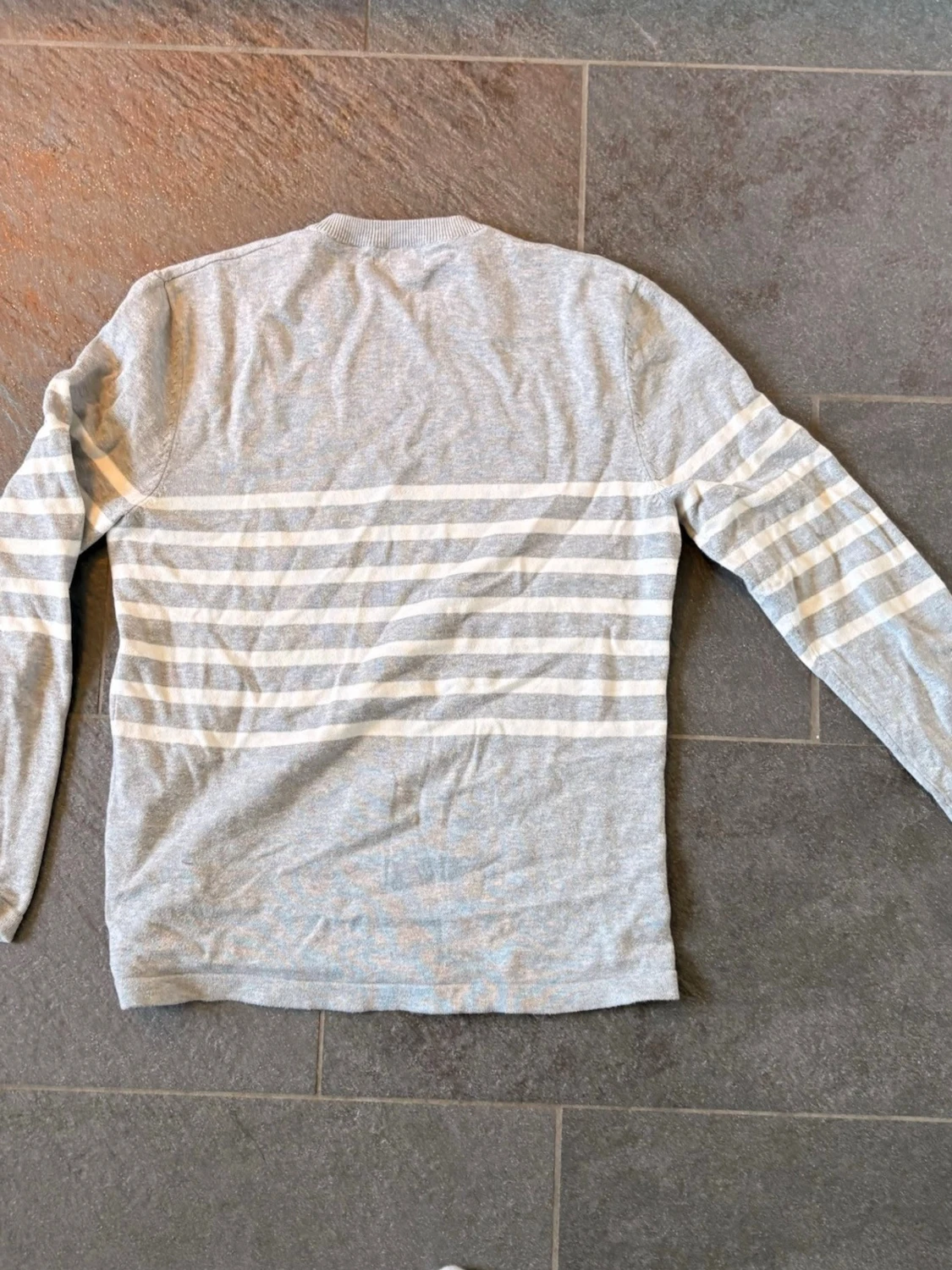 Ljusgrå tröja med vita ränder - 1