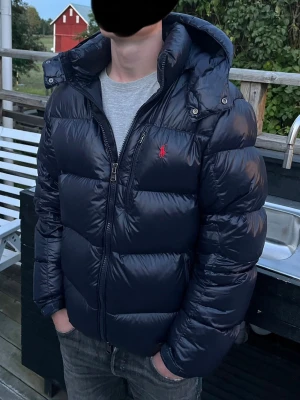 Ralph Lauren dunjacka - Utmärkt skick 100% äkta med bevis Mycket eftertraktad Normalstor M, modellen är 180cm & 66kg Hör gärna av dig