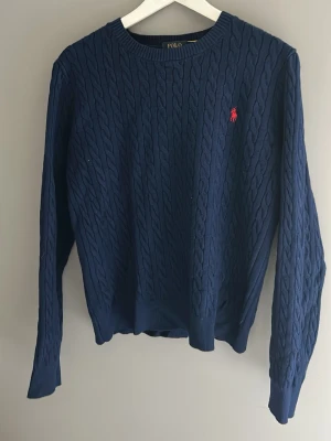 Kabelstickad  - Fin kabelstickad tröja från Ralph lauren. Mörkblå i storlek S. Väldigt fint skick. 
