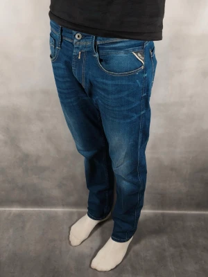Replay Anbass - Replay Anbass Jeans • Storlek: 31/30 • Skick: 9/10 – fint skick, utan skavanker • Inkluderas: Endast jeansen • Nypris: Ca 2 000 kr • Passform: Modellen på bilden är 180 cm lång, väger 65 kg •