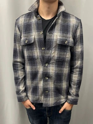 East west overshirt - Modellen är 185 cm och väger ca 76 kg och den sitter bra. Fint skick utan några defekter | två stora innerfickor på varsin sida. Tjock och perfekt nu till hösten/vintern