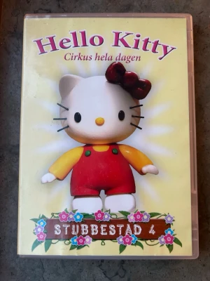 Hello Kitty cirkus hela dagen DVD - Hello Kitty Cirkus Hela Dagen DVD. Region 2. Bild 4:3. Ljud: Stereo 2.0. Speltid: 70 minuter. Animerad barnfilm. Innehåller avsnitten: Cirkusen, Steppdansen, Grillgille, Fågelskrämmorna, Kvällen, Halloweenfesten, En ny vän.  Finns på språk: Svenska, Norska   OBS!! skivorna är begagnade så det kan förekomma repor/hairlines på skivorna, men då jag kollar igenom alla filmer jag säljer garanterar jag att alla funkar felfritt om inget annat står! :)