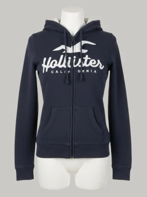 Hollister Zip-Hoodie med päls inuti - 📏 Storlek: XS 🎨 Färg: Marinblå 🏷️ Märke: Hollister 👌 Skick: Mycket bra – inga defekter  📦 Skickas snabbt och välpackat! 💬 Skriv gärna vid frågor eller funderingar!