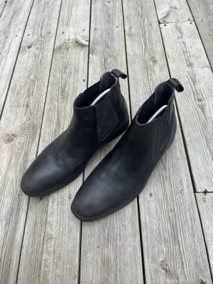 Läder Chelsea boots  - Riktigt snygga läder Chelsea boots från märket zeus i storlek 43 