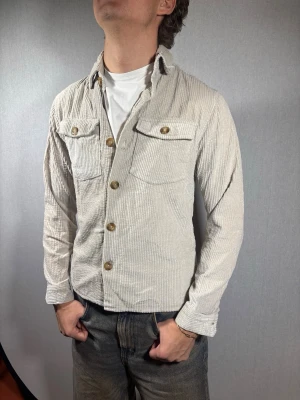 Ciszere overshirt XS - Hej och välkommen till byTorén. Detta är en overshirt från Ciszere i storlek S men sitter som XS. Modell på bild är ca 182, 67kg. Plagget är i bra skick utan några defekter. Tveka inte på att höra av dig, även om det skulle vara minsta lilla;)