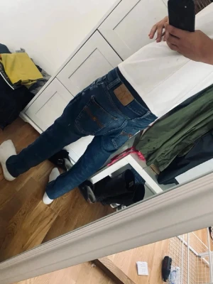 Mörkblå nudi jeans - Hej tveka inte att fråga men köp it på post nor för de ligger långt åt helvete i från mig men dom sitter bra fins ett litet hål längst ner men man märker it de skriv om ni vill köpa ☺️