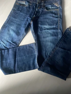 Mörkblå Replay jeans  - Säljer ett par klassiska mörkblå replay jeans med raka ben. Normal passform storlek W32 L34 Inga skavanker och fint skick