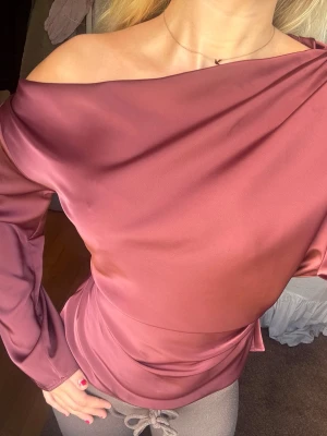 Vinröd offshoulder satintopp - Jag säljer denna fina blus från Gina tricot. Den är aldrig använd och har lappen kvar❤️ 