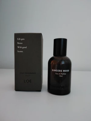 LOE Sincere wood  - HEAD NOTE : fresh pine leaves, eucalyptus HEART NOTE : dewy cypress wood, lily of the valley SOUL NOTE : soft sandalwood, cedarwood, musk, amber