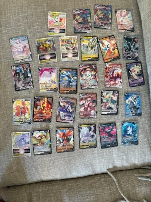 Stor samling Pokémonkort V och VMAX - Säljer en stor samling Pokémonkort med blandade V och VMAX-kort. Flera olika färger och motiv, med både klassiska och nyare Pokémon. Perfekt för dig som vill utöka din samling eller byta med vänner. Alla kort ligger i en lådan som även ingår 