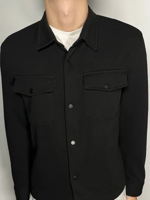 Overshirt - 👕 Plagg: Overshirt                                                            📏 Storlek: M                                                                                                                    ✨ Skick: Fint skick                                                         💬 Vid frågor är det bara att skriva!                                                                                          🛍️ Gramenti