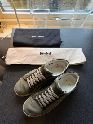Saint Laurent 06 - Väldigt sällsynta SL06 I grön färg! Strl 44 men passar mig som har 42/43. Skorna är i näst intill perfekt skick utan lite lim som lossnat (säg till vid bild). Vinted har äkthetsbevisat dem, dustbag tillkommer! Hör av vid frågor😎