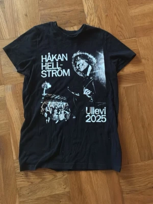 Svart Håkan Hellström t-shirt Ullevi 2025 - Säljer en svart t-shirt med Håkan Hellström tryck! Från 2025