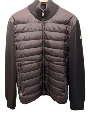 Moncler cardigan - Moncler Cardigan  Exklusiv Moncler cardigan i mycket bra skick, helt utan defekter. Stilren och lättmatchad modell med premiumkänsla. Passar bäst för S/M.  • Passform: S/M • Mycket bra skick • Inga defekter • Nypris: ca 15 000 kr • Moncler  Skickas inom 24H📦