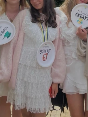 Vit spetsklänning  - Säljer min älskade studentklänning🥰🥹😍Använd endast 1 gång!