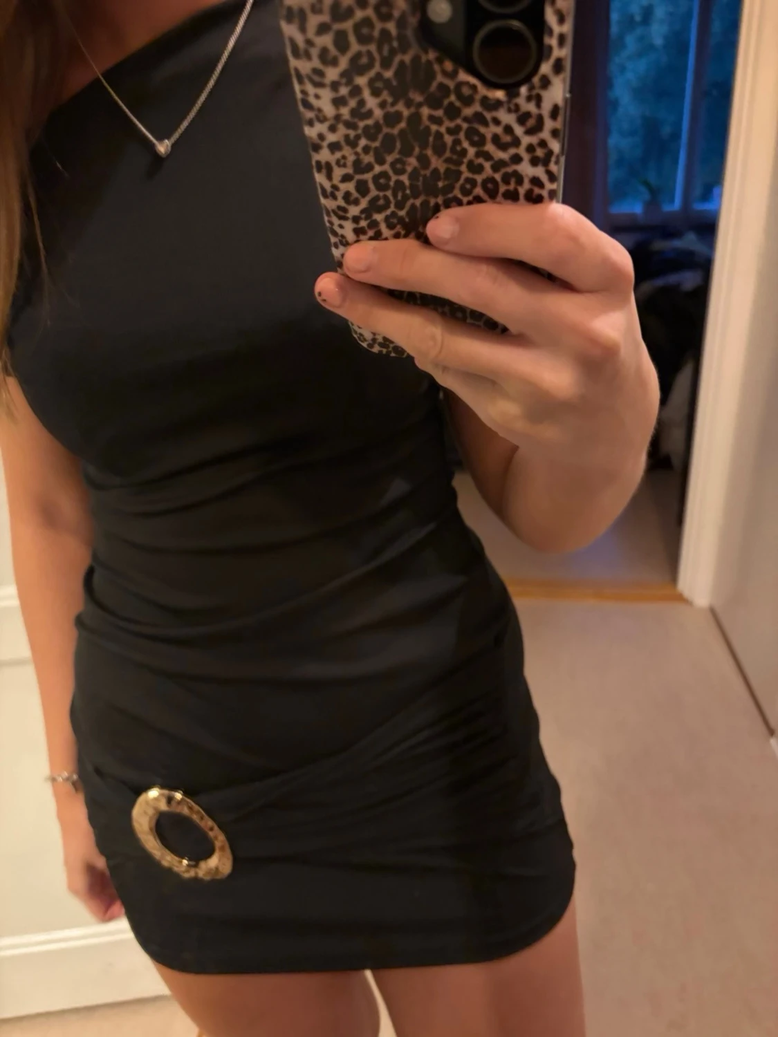 Svart one shoulder kort klänning - 1