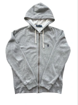 Ralph Lauren Zip Hoodie Grå Storlek M - Ralph Lauren Zip Hoodie Grå Storlek M i mycket gott skick!