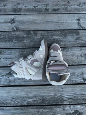 Isabel marant skor - Väldigt schyssta isabel marant skor i mycket bra skick. Box samt dustbags ingår. Storlek 38