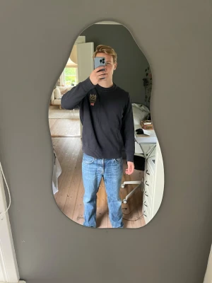 Stickad Morris tröja, storlek L - Morris tröja säljes pga lite användning, står som XL men skulle säga L. Superfint skick. Hör av er vid frågor eller funderingar!🙌 använd gärna Instabox som leveransmetod📬