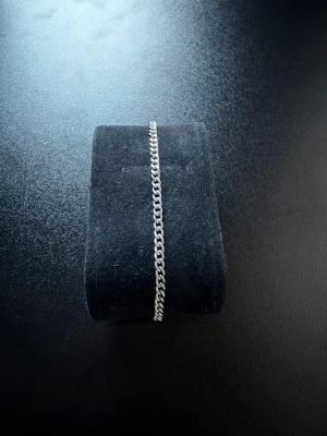 Silverfärgat kedjearmband - Snyggt och stilrent armband i silverfärg med klassisk kedjedesign. Den är tillverkad i rostfritt och är ca 18cm lång, hör av dig vid frågor eller behov av fler bilder!!!🤗🤗☺️☺️