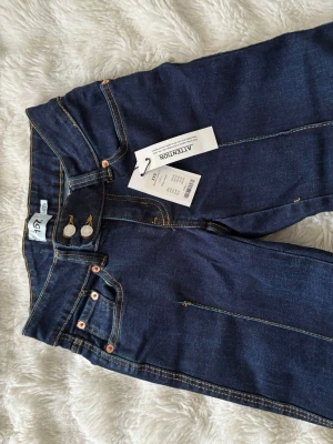Mörkblåa lågmidjade jeans - Nya jeans från lager157 i xxs short lenght. helt oanvända med prislapp kvar, pris kan diskuteras!!