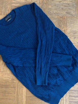 Cashmere tröja  - Snygg marinblå stickad tröja från Signature i kashmirblandning. Tröjan har ett ribbat mönster och rund halsringning. Perfekt för dig som vill ha en mjuk och stilren tröja till garderoben.