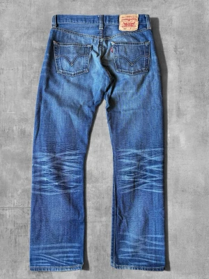 Premium Vintage Levis 501 - Levis 501 Premium Vintage Jeans | Storlek 31/30 | Snygg, unik tvätt - svåra att hitta i detta skick | Eftertraktad vintagemodell med äkta patina | Skickas snabbt, kan gå ner i pris vid snabb affär  Mått:  längd: 99 cm midja: 40 cm benöppning: 20 cm lårvidd: 27 cm  Mvh ActiveResell | REF: LEV-046