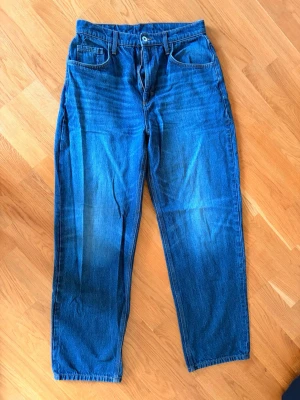 Baggy Jeans  - Ett par baggy Jeans från ASOS. Säljer då dem blivit lite för små för mig. Jeansen har en högre midja 