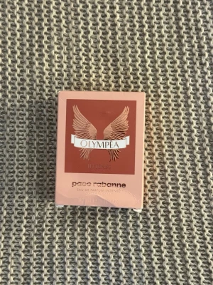 Tillverkas ej längre: Paco Rabanne Olympea Intense parfym - En oanvänd damparfym (kan ha sprayats 1-2 gånger bara): Paco Rabanne’s Olympea Intense Eau de Parfum 30 ml! ✨Topp: salt vanilj + en lätt frisk citrus Hjärta: apelsinblomma och mjuka vita blommor Bas: vanilj, amber och salt karamell/tonka