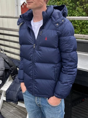 Polo Ralph Lauren Dunjacka - Xl i barn, motsvarar S i herr Varm o skön 100% äkta med bevis Inga defekter förutom små skador (se bild) Modellen är 180cm och 66kg